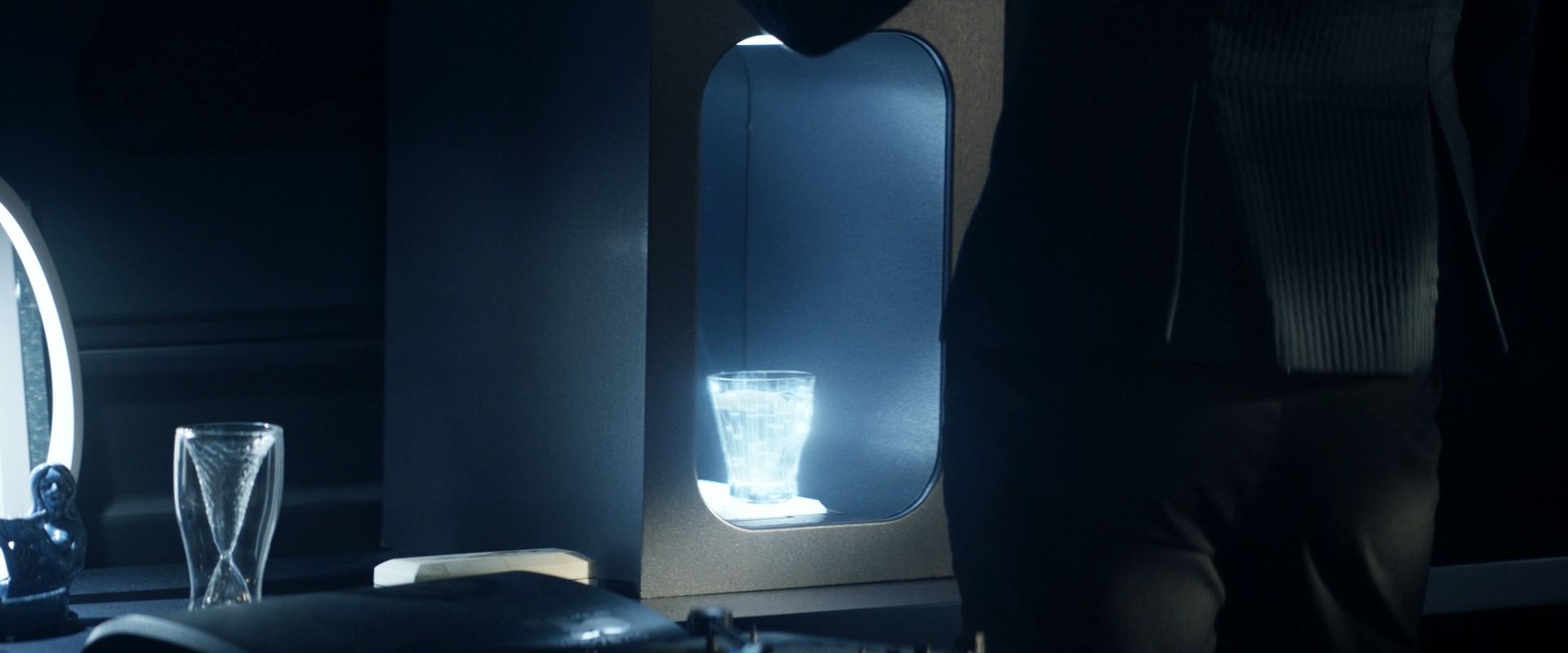extant_StarTrek_PIC_1x08-BrokenPieces_03825.jpg