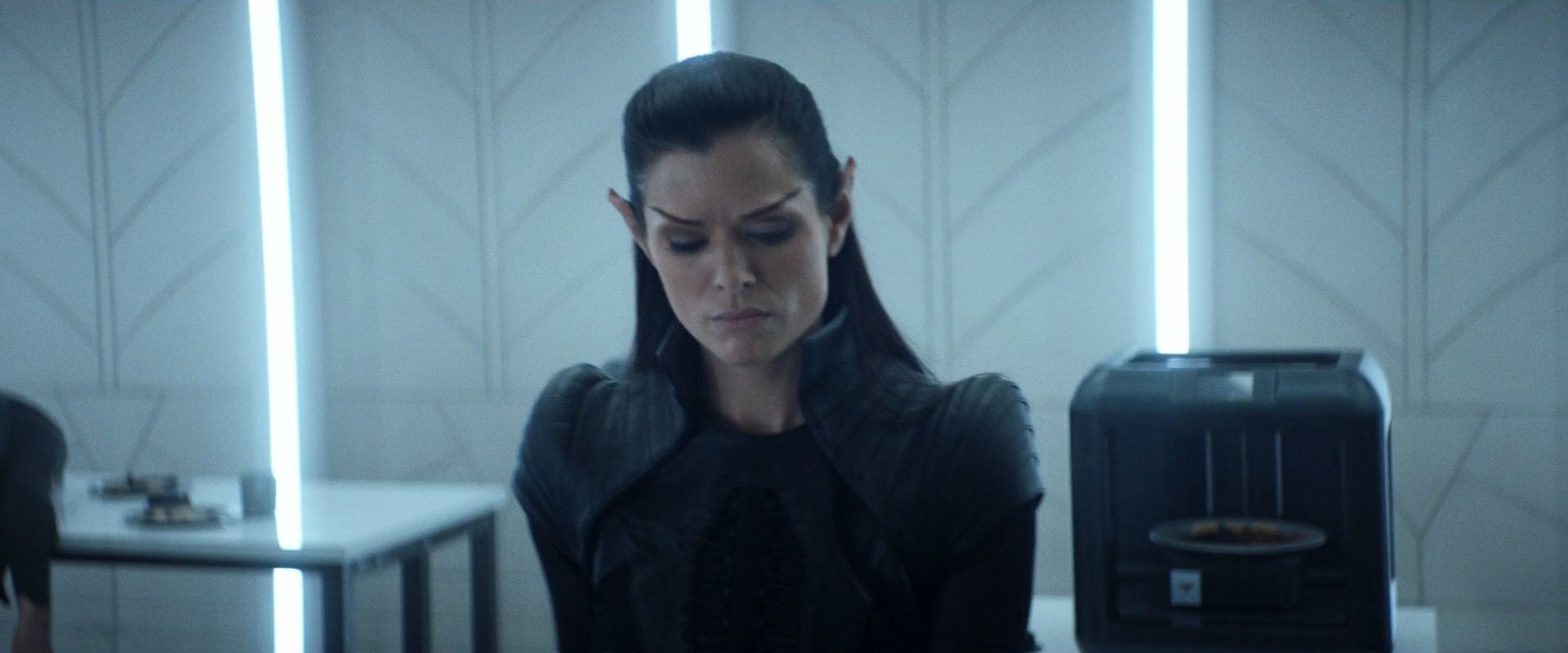 extant_StarTrek_PIC_1x08-BrokenPieces_04449.jpg